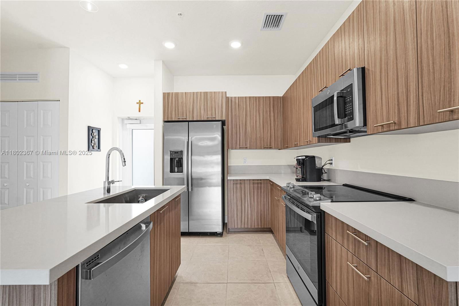 Real estate property located at 8301 41st St B-303, Miami-dade, Downtown Doral South Phas, Doral, FL