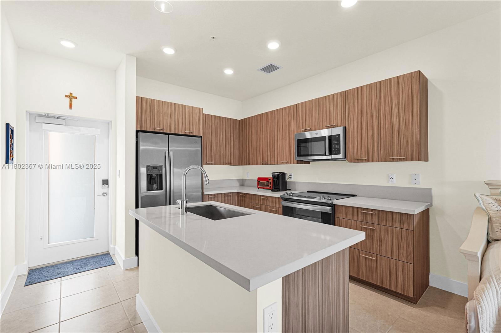 Real estate property located at 8301 41st St B-303, Miami-dade, Downtown Doral South Phas, Doral, FL