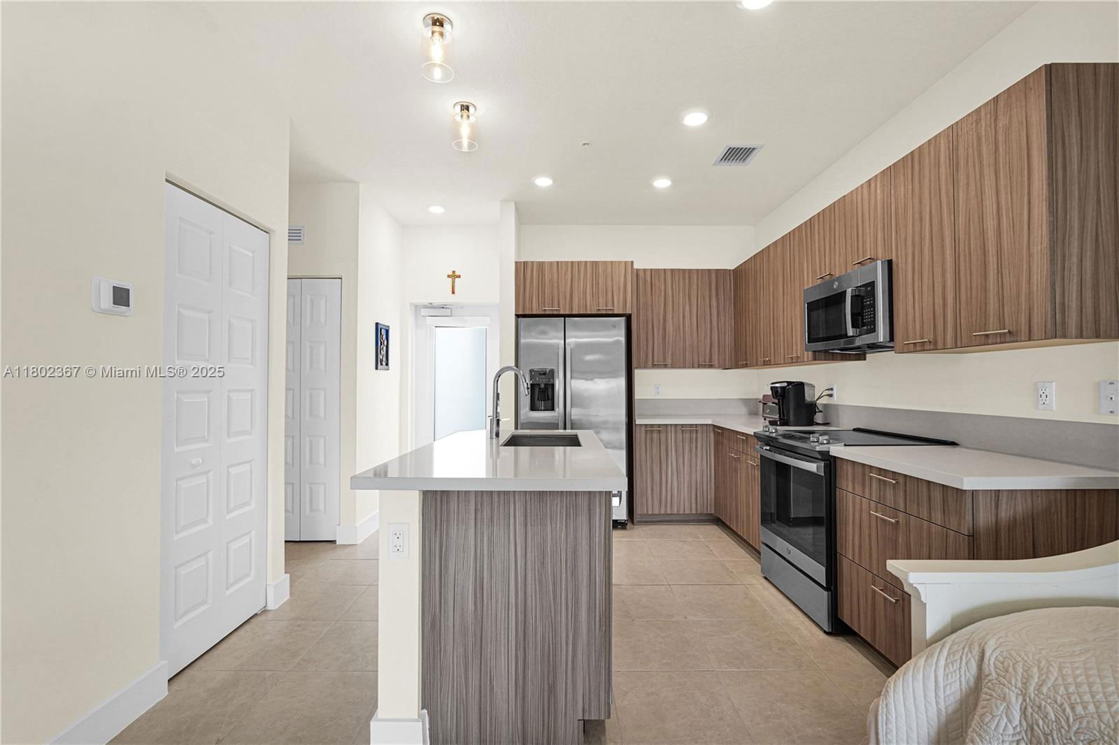 Real estate property located at 8301 41st St B-303, Miami-dade, Downtown Doral South Phas, Doral, FL