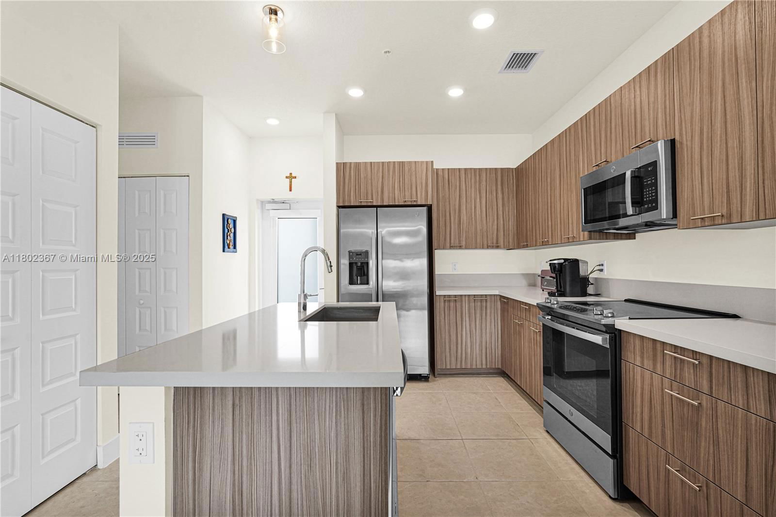 Real estate property located at 8301 41st St B-303, Miami-dade, Downtown Doral South Phas, Doral, FL