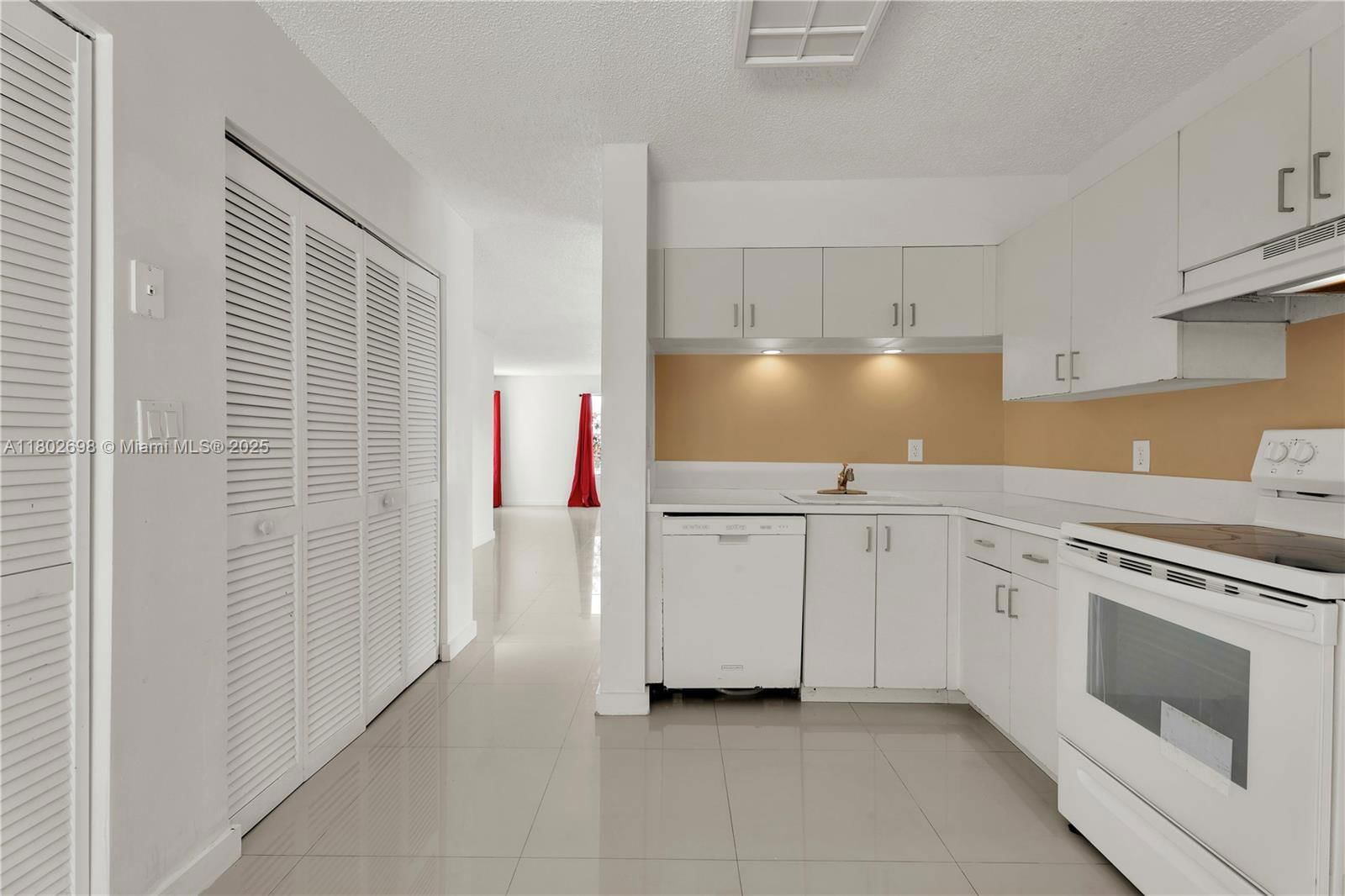 Real estate property located at 9826 222nd Ter, Miami-dade, Lakes By The Bay Sec 5, Cutler Bay, FL