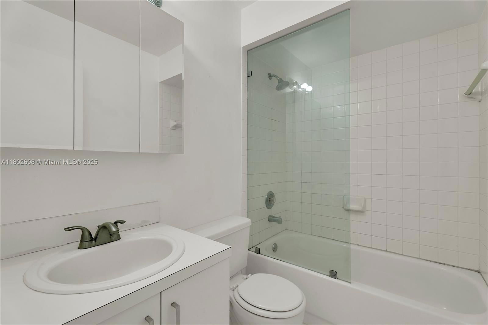 Real estate property located at 9826 222nd Ter, Miami-dade, Lakes By The Bay Sec 5, Cutler Bay, FL