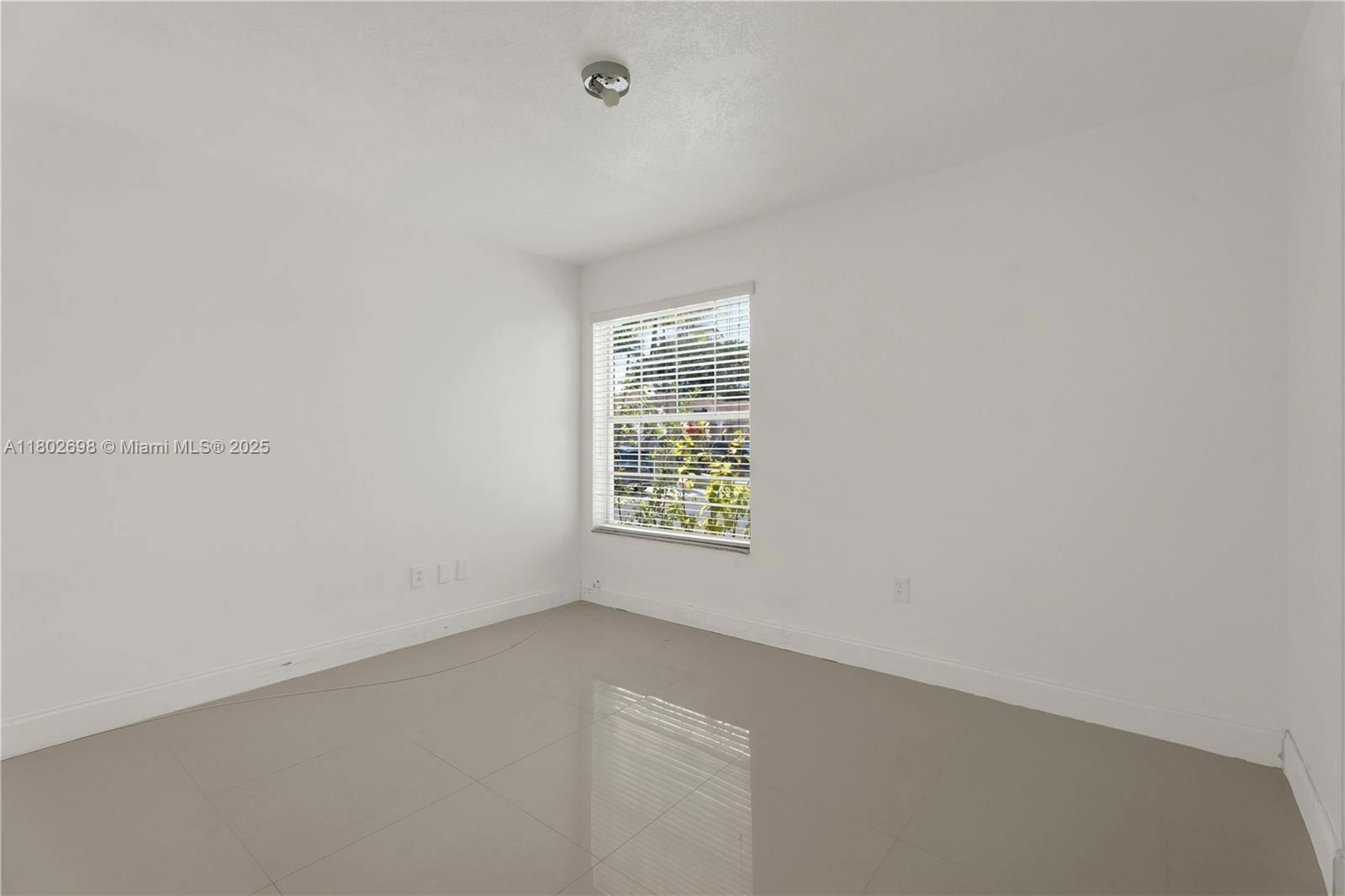 Real estate property located at 9826 222nd Ter, Miami-dade, Lakes By The Bay Sec 5, Cutler Bay, FL