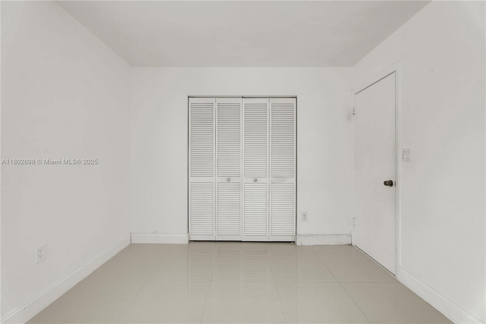 Real estate property located at 9826 222nd Ter, Miami-dade, Lakes By The Bay Sec 5, Cutler Bay, FL