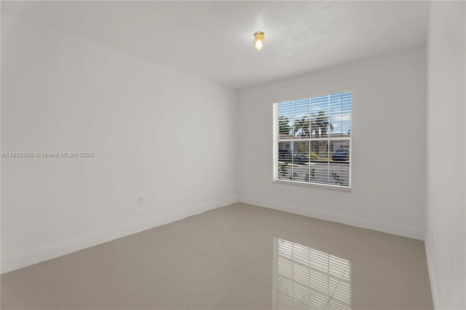 Real estate property located at 9826 222nd Ter, Miami-dade, Lakes By The Bay Sec 5, Cutler Bay, FL