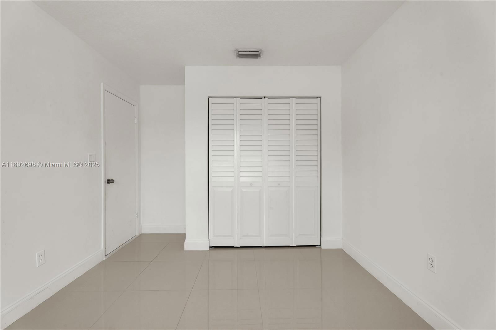 Real estate property located at 9826 222nd Ter, Miami-dade, Lakes By The Bay Sec 5, Cutler Bay, FL