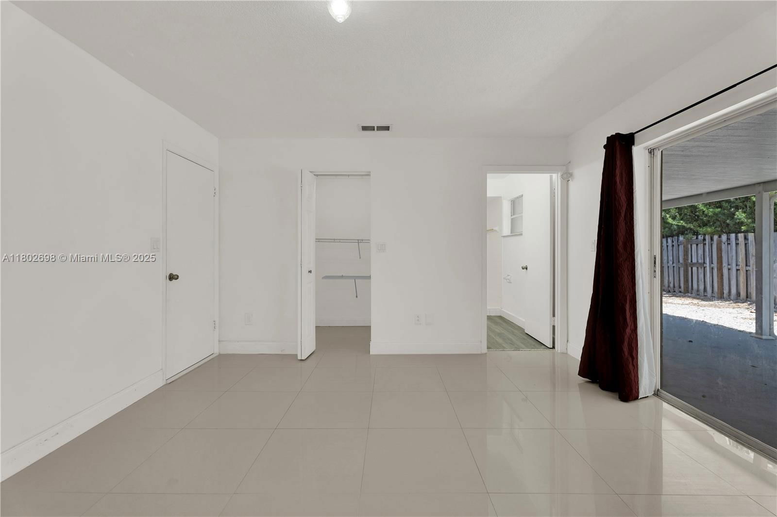 Real estate property located at 9826 222nd Ter, Miami-dade, Lakes By The Bay Sec 5, Cutler Bay, FL