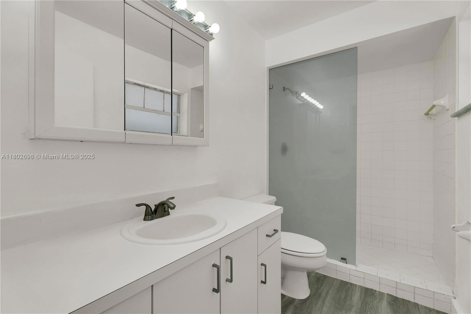 Real estate property located at 9826 222nd Ter, Miami-dade, Lakes By The Bay Sec 5, Cutler Bay, FL
