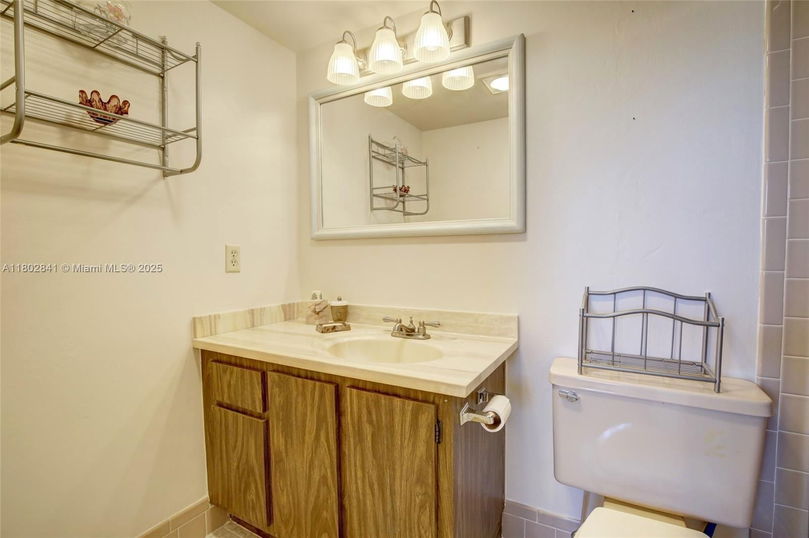 Real estate property located at 424 10th St #405, Broward, Meadowbrook Lakes Condo, Dania Beach, FL