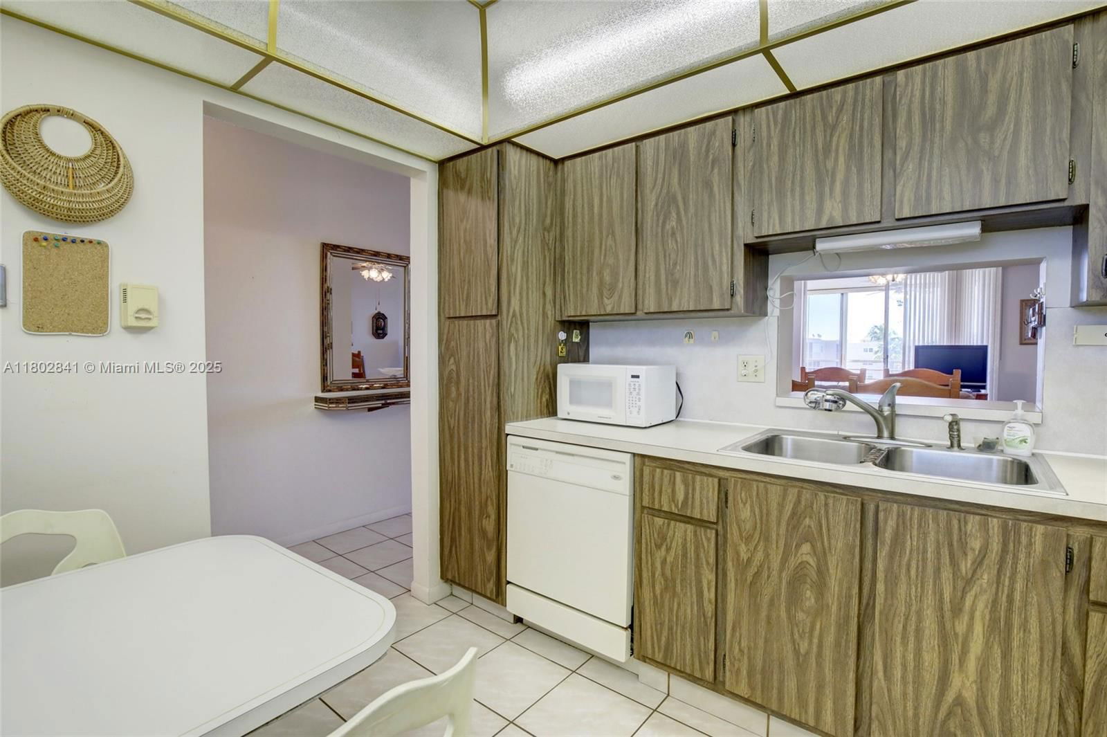 Real estate property located at 424 10th St #405, Broward, Meadowbrook Lakes Condo, Dania Beach, FL