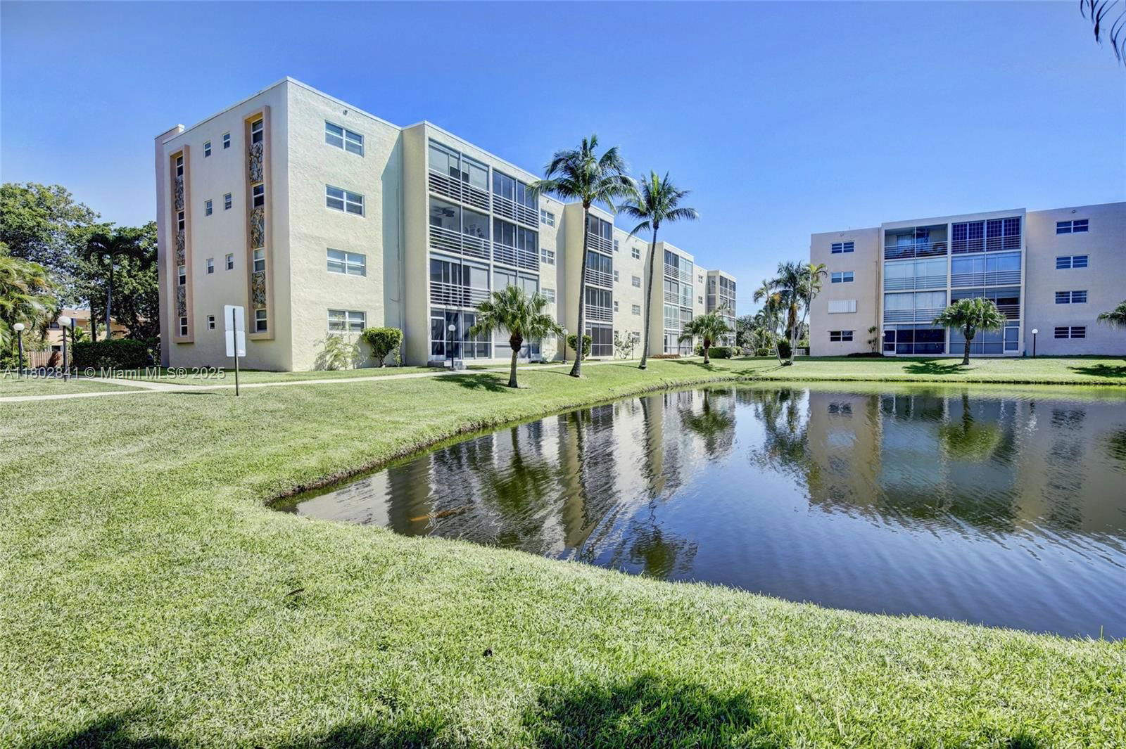 Real estate property located at 424 10th St #405, Broward, Meadowbrook Lakes Condo, Dania Beach, FL