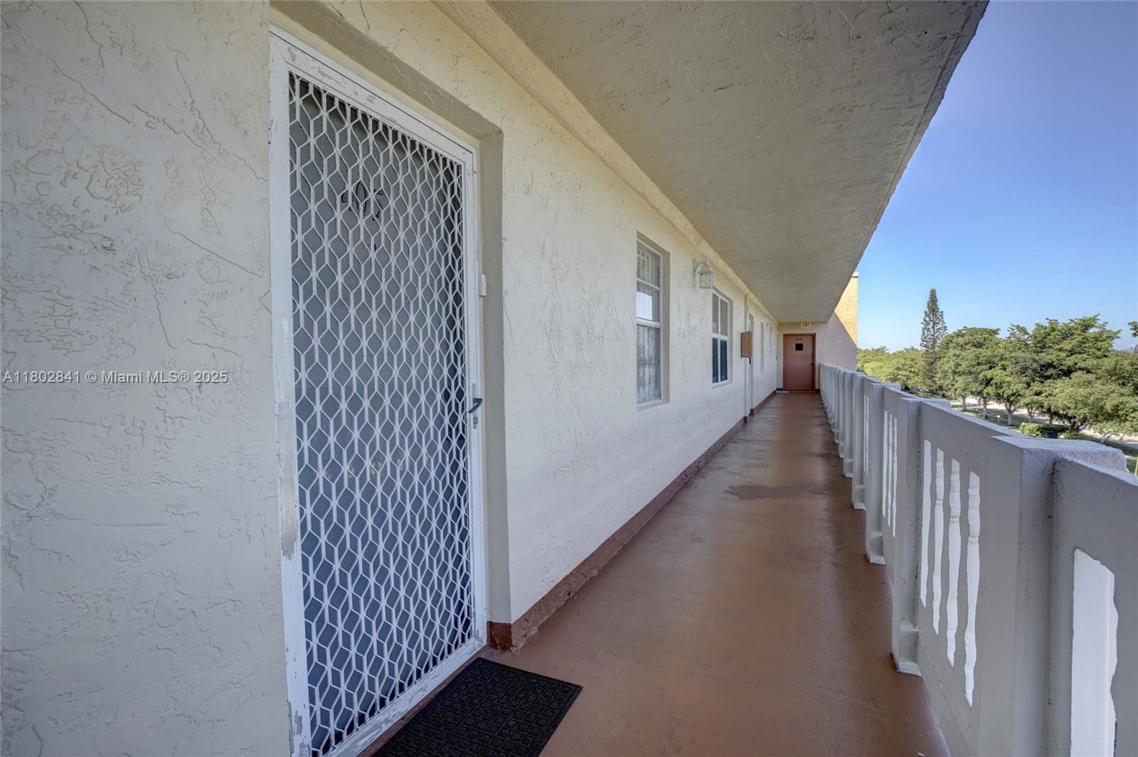 Real estate property located at 424 10th St #405, Broward, Meadowbrook Lakes Condo, Dania Beach, FL