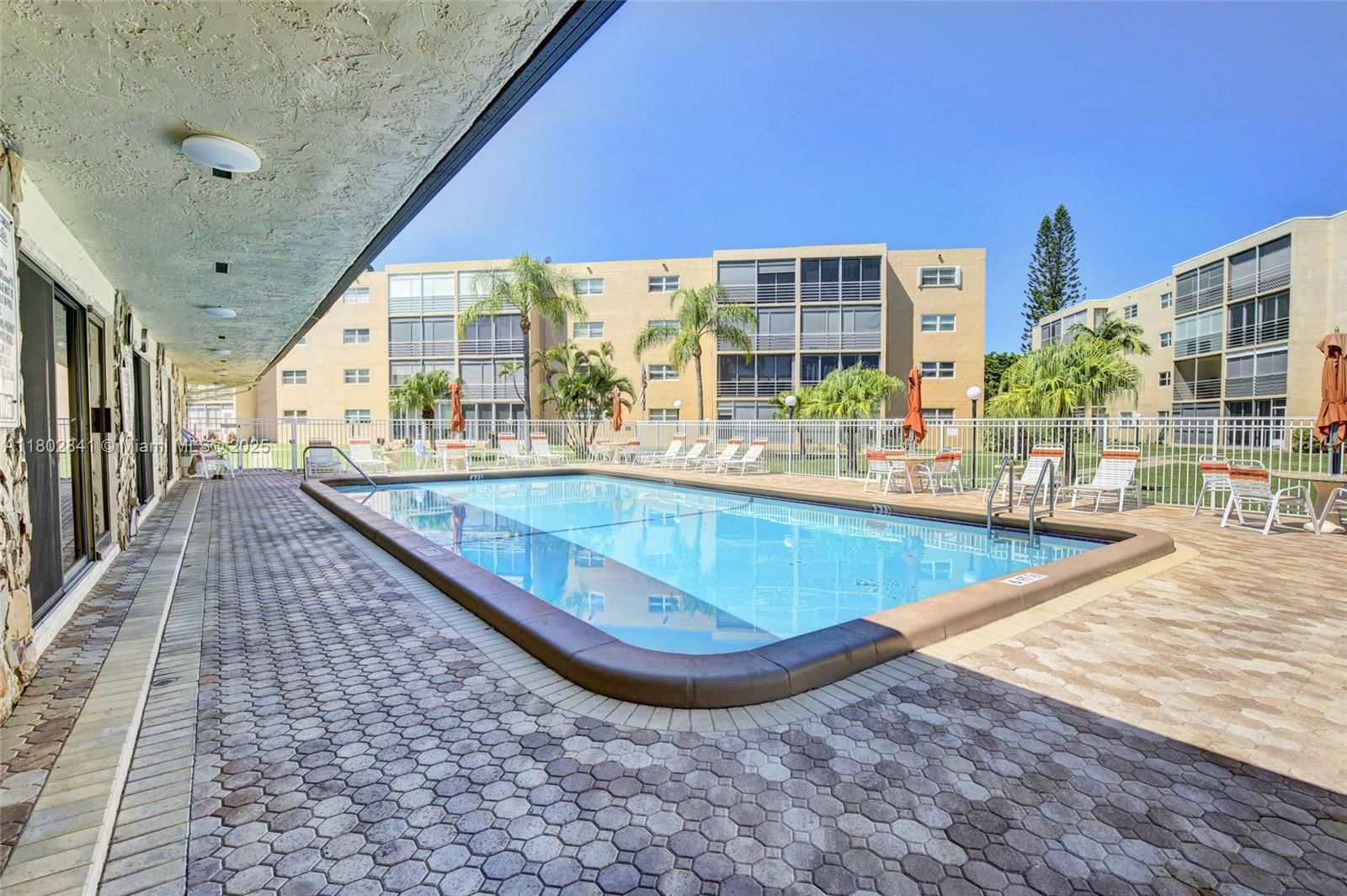 Real estate property located at 424 10th St #405, Broward, Meadowbrook Lakes Condo, Dania Beach, FL