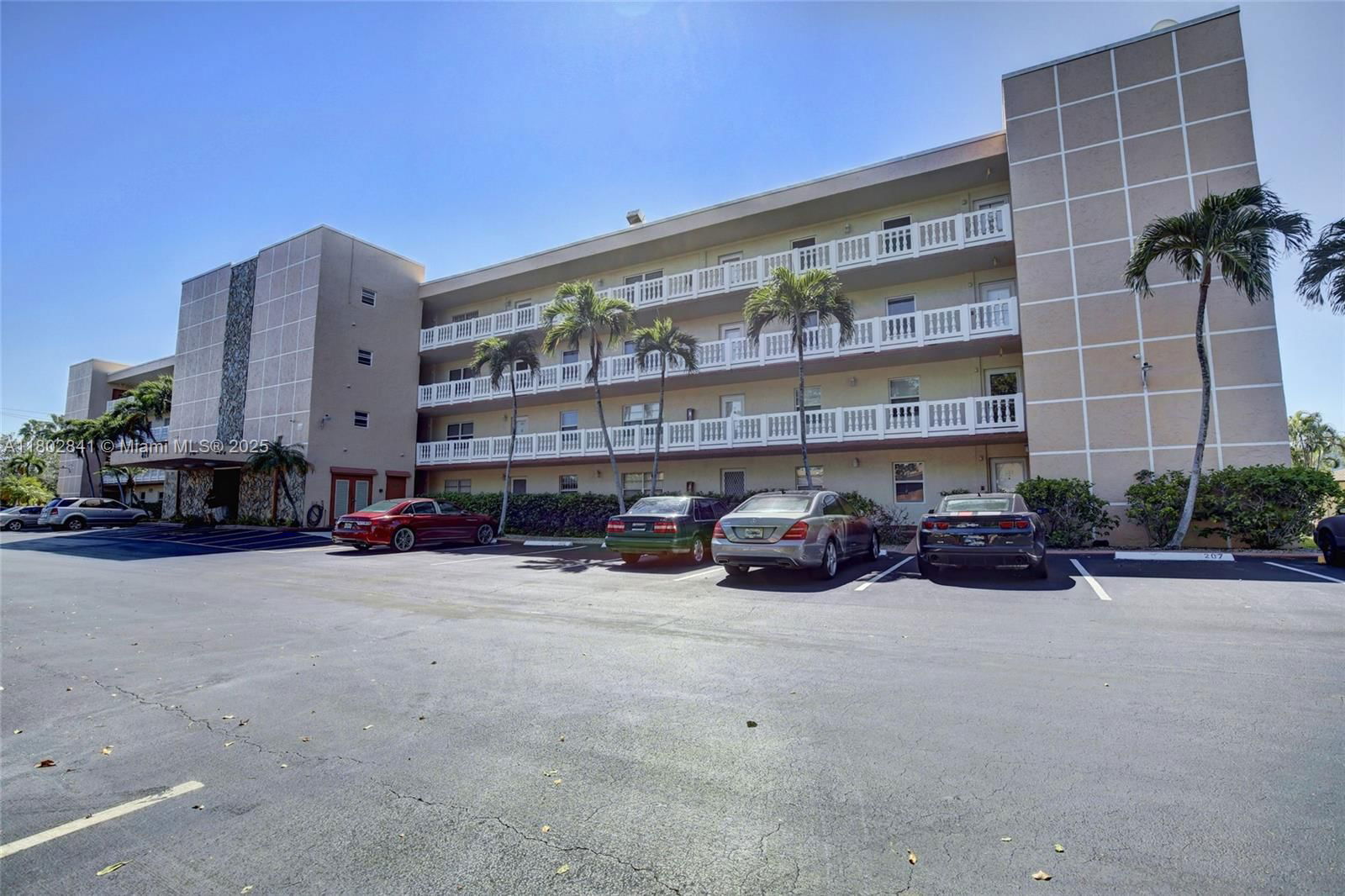 Real estate property located at 424 10th St #405, Broward, Meadowbrook Lakes Condo, Dania Beach, FL