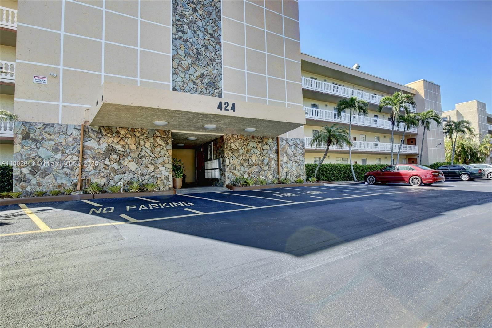 Real estate property located at 424 10th St #405, Broward, Meadowbrook Lakes Condo, Dania Beach, FL