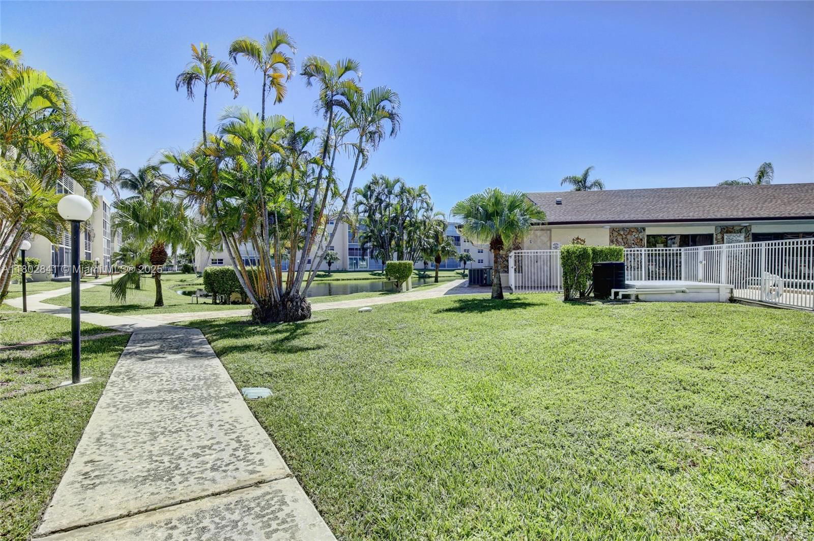 Real estate property located at 424 10th St #405, Broward, Meadowbrook Lakes Condo, Dania Beach, FL