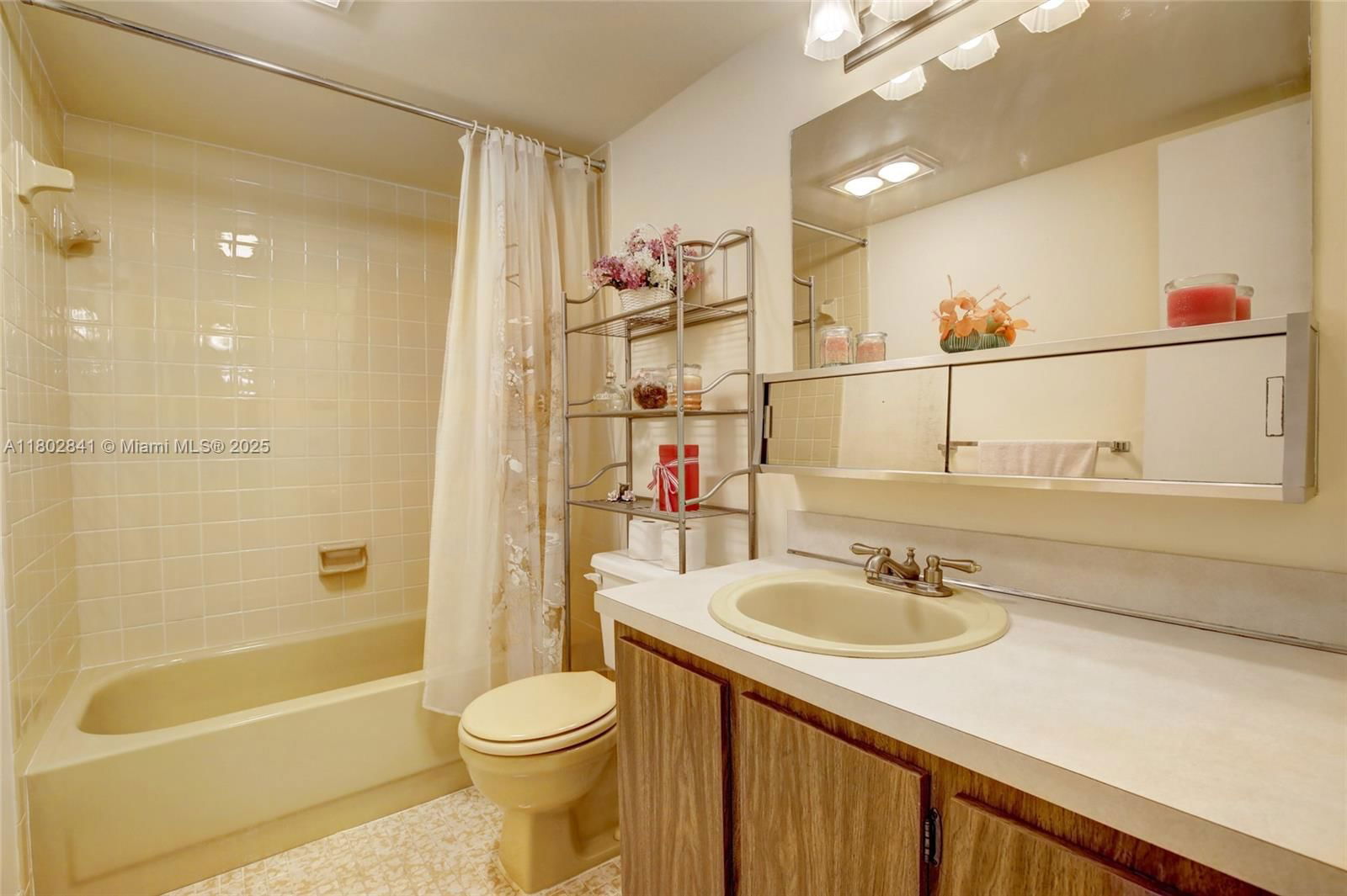 Real estate property located at 424 10th St #405, Broward, Meadowbrook Lakes Condo, Dania Beach, FL