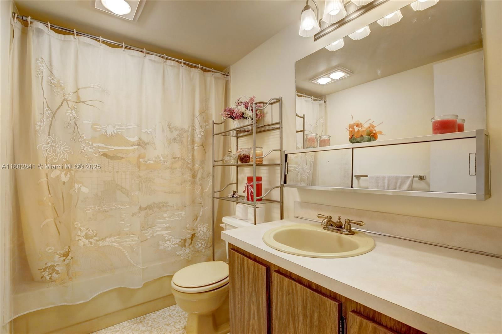 Real estate property located at 424 10th St #405, Broward, Meadowbrook Lakes Condo, Dania Beach, FL