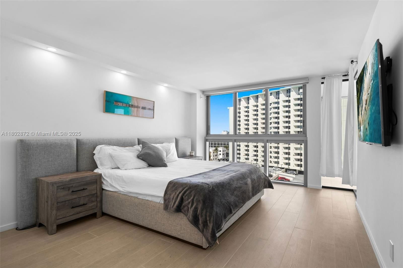 Real estate property located at 2655 Collins Ave #1009, Miami-dade, Mirasol Ocean Towers Cond, Miami Beach, FL