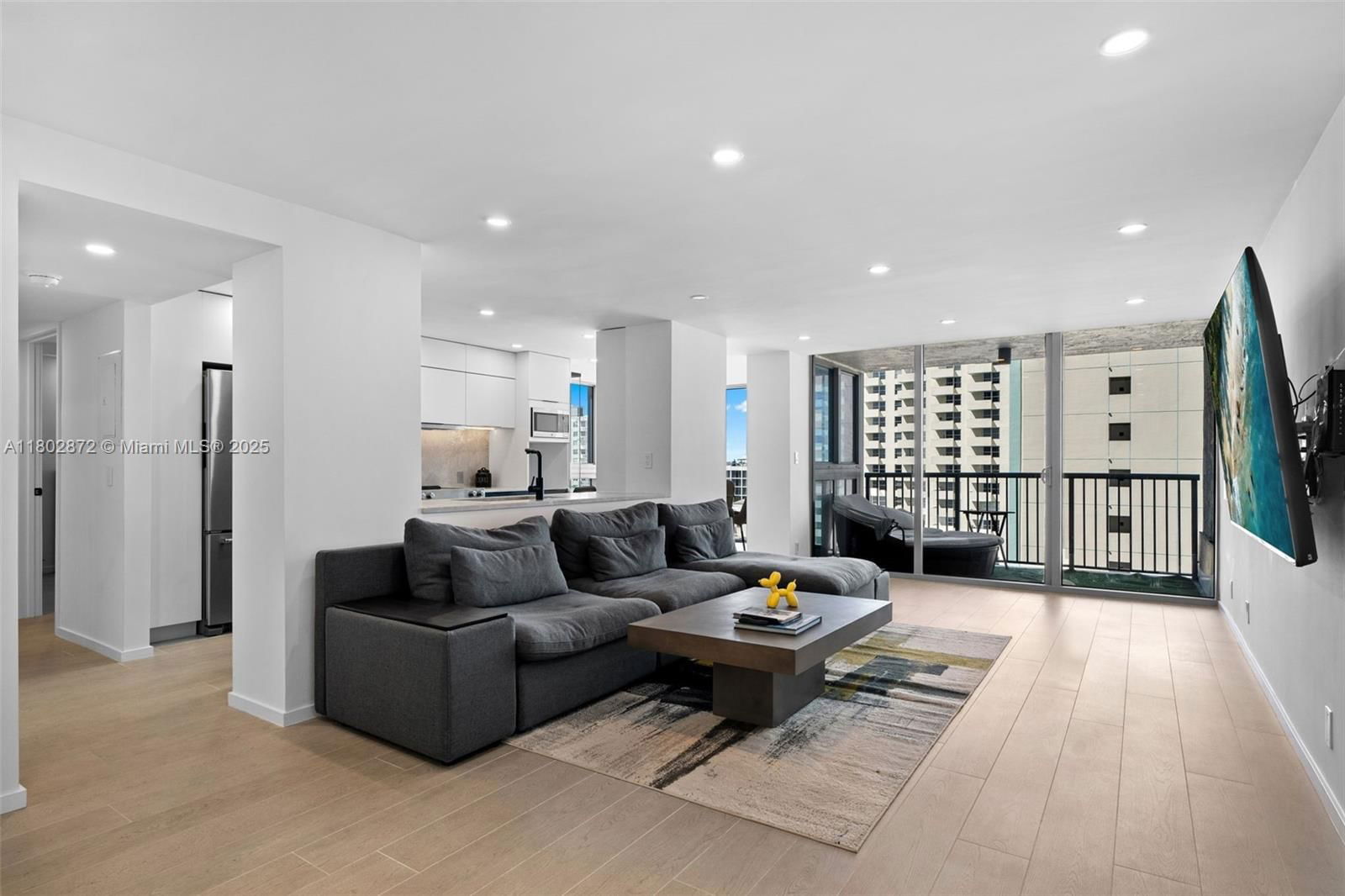 Real estate property located at 2655 Collins Ave #1009, Miami-dade, Mirasol Ocean Towers Cond, Miami Beach, FL
