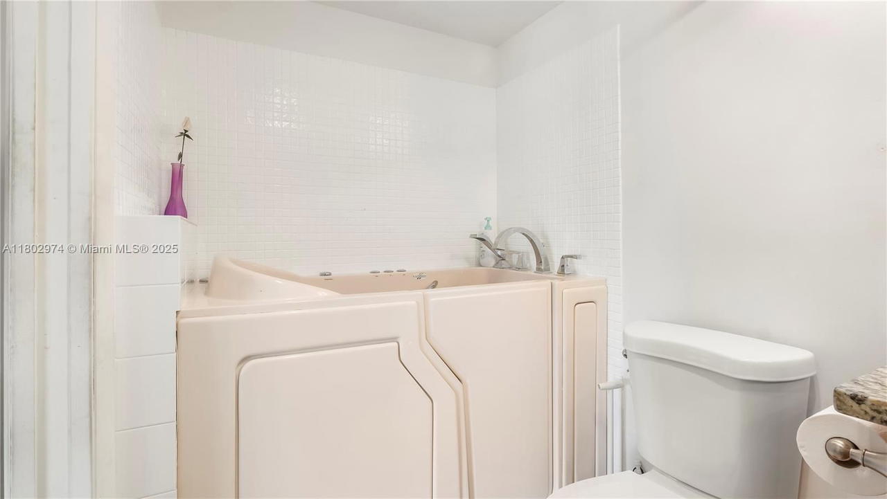 Real estate property located at 1012 Berkshire A #1012, Broward, Berkshire A Condo, Deerfield Beach, FL
