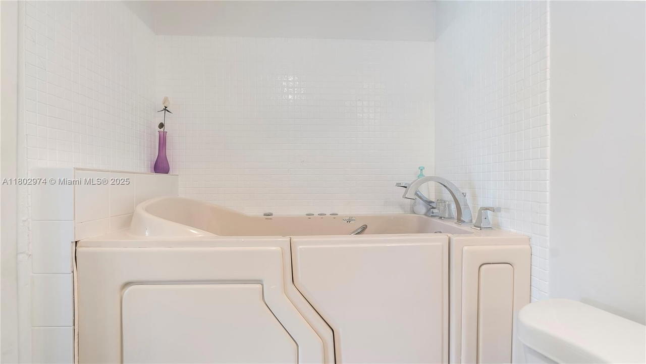 Real estate property located at 1012 Berkshire A #1012, Broward, Berkshire A Condo, Deerfield Beach, FL