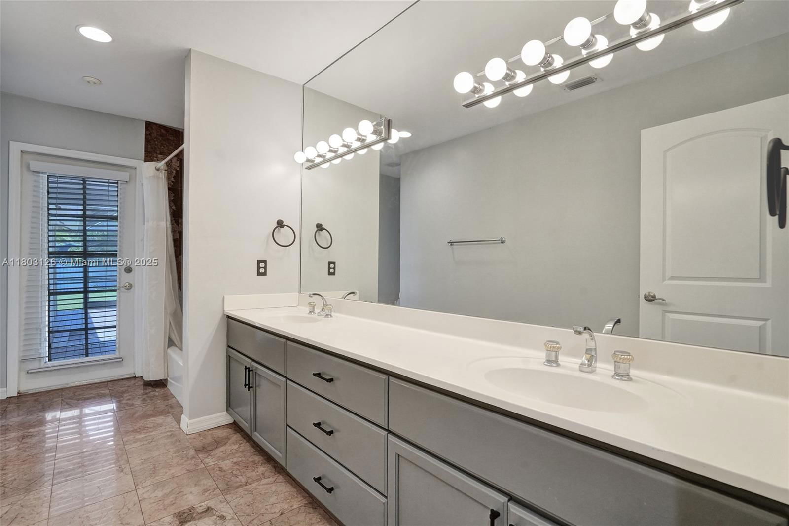 Real estate property located at 14940 164th Ter, Miami-dade, Kings Grove, Miami, FL