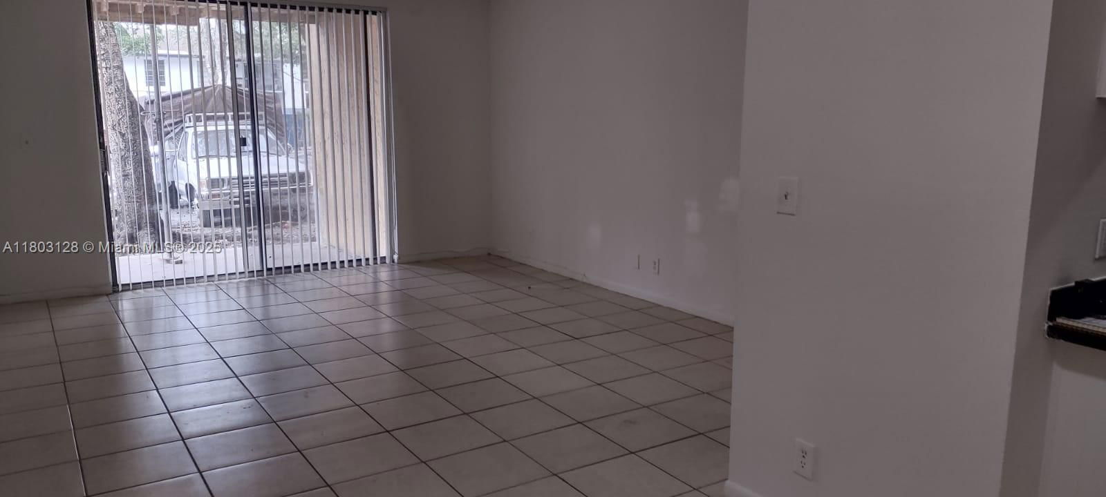 Real estate property located at 4009 University Dr #112, Broward, Sunrise On The Green Cond, Sunrise, FL