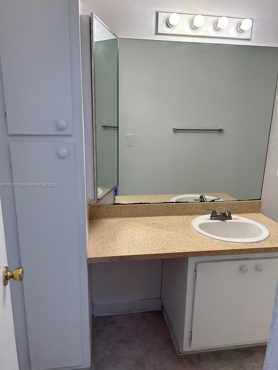 Real estate property located at 4003 University Dr #201, Broward, Sunrise On The Green Cond, Sunrise, FL