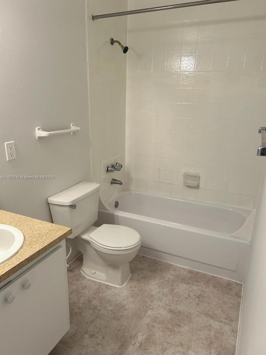 Real estate property located at 4003 University Dr #201, Broward, Sunrise On The Green Cond, Sunrise, FL