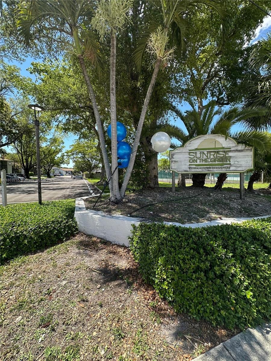 Real estate property located at 4003 University Dr #201, Broward, Sunrise On The Green Cond, Sunrise, FL