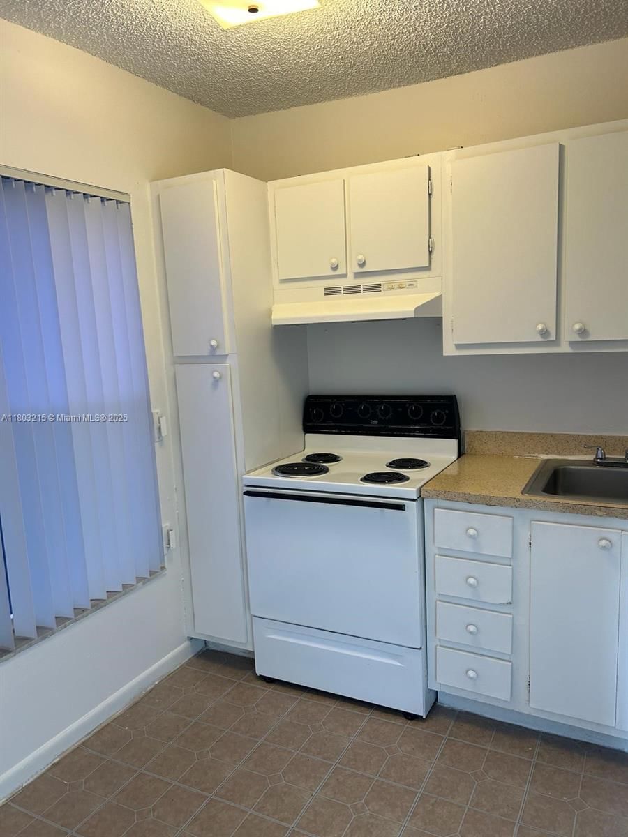 Real estate property located at 4003 University Dr #201, Broward, Sunrise On The Green Cond, Sunrise, FL