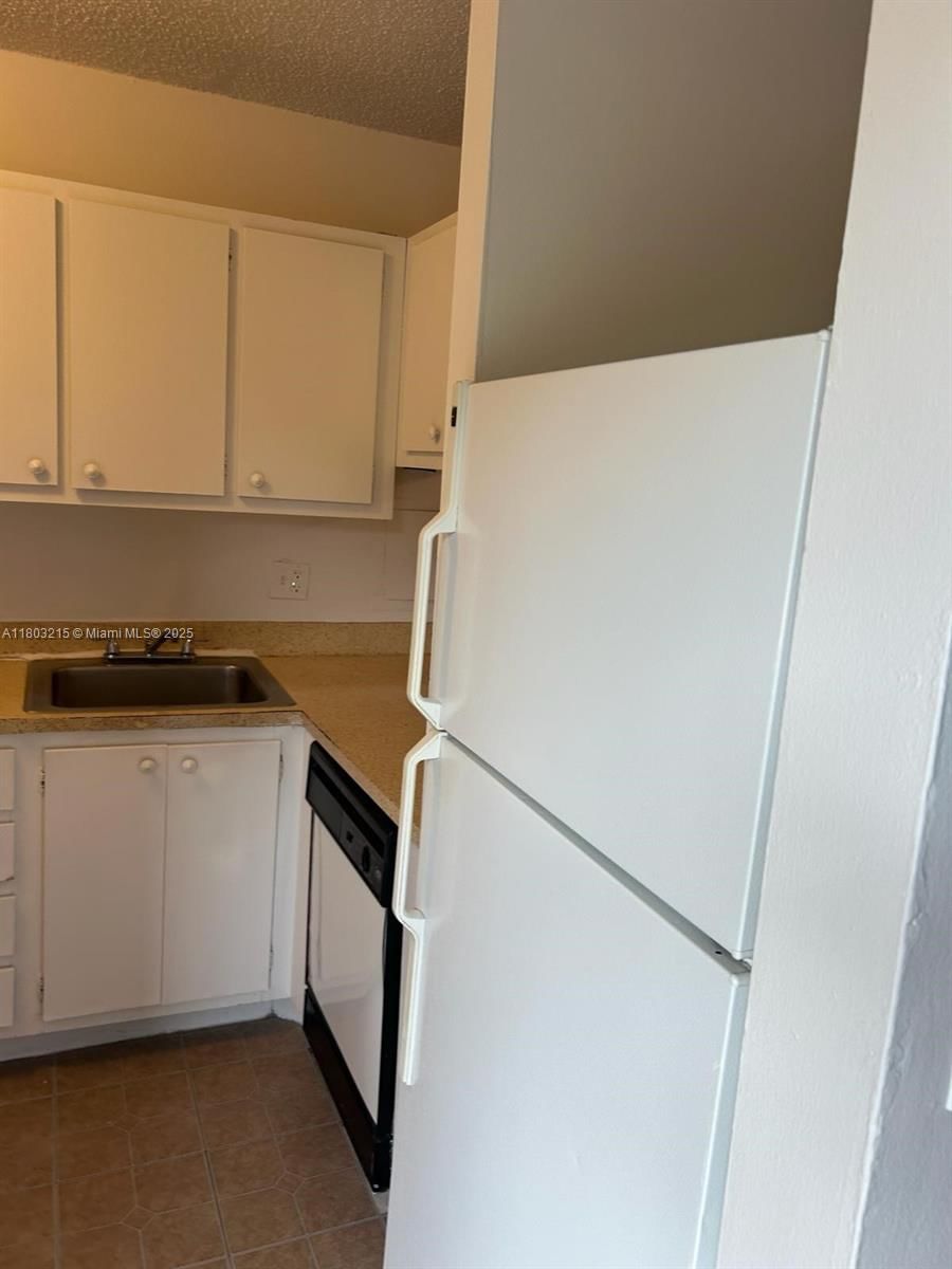 Real estate property located at 4003 University Dr #201, Broward, Sunrise On The Green Cond, Sunrise, FL