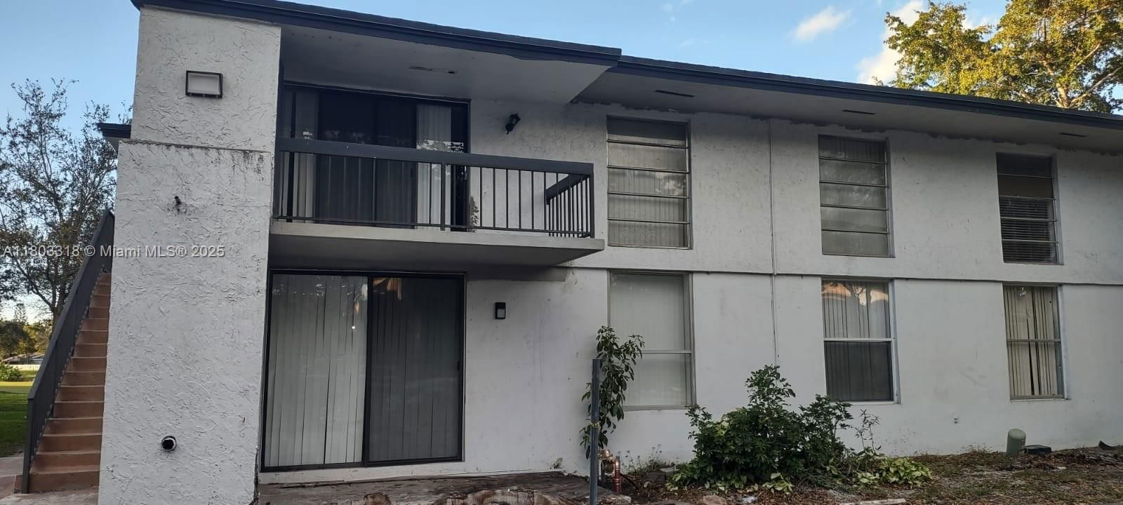 Real estate property located at 4007 University Dr #212, Broward, Sunrise On The Green Cond, Sunrise, FL