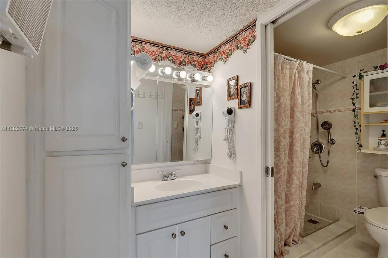Real estate property located at 17021 Bay Rd #918, Miami-dade, Plaza Of The Americas, Sunny Isles Beach, FL