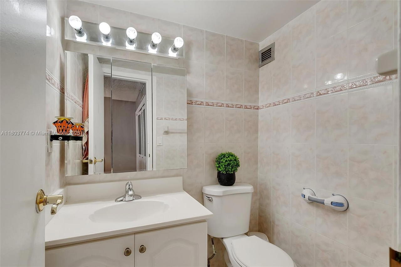 Real estate property located at 17021 Bay Rd #918, Miami-dade, Plaza Of The Americas, Sunny Isles Beach, FL