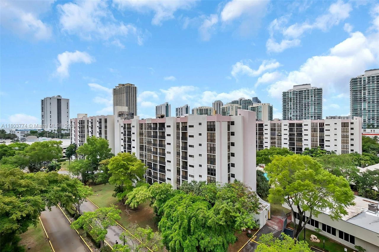 Real estate property located at 17021 Bay Rd #918, Miami-dade, Plaza Of The Americas, Sunny Isles Beach, FL
