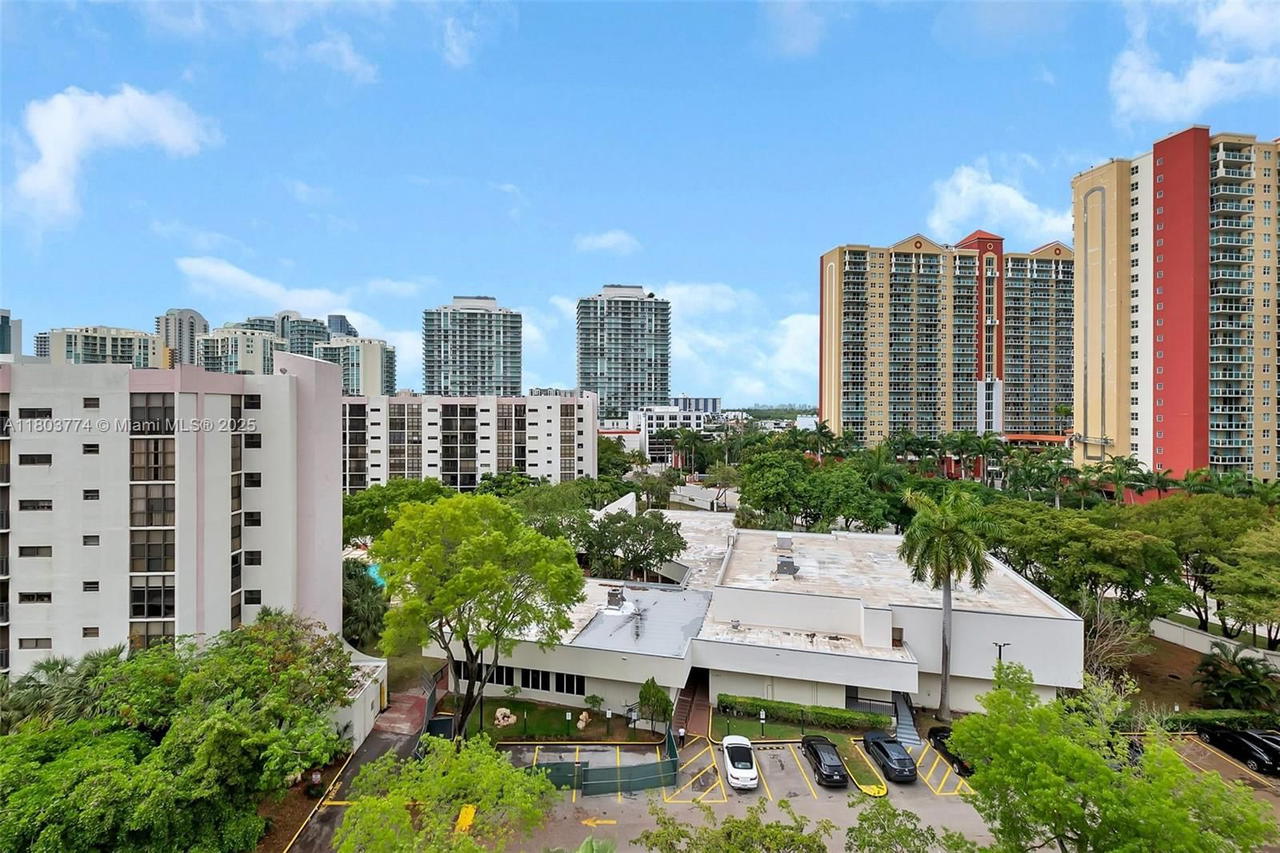 Real estate property located at 17021 Bay Rd #918, Miami-dade, Plaza Of The Americas, Sunny Isles Beach, FL