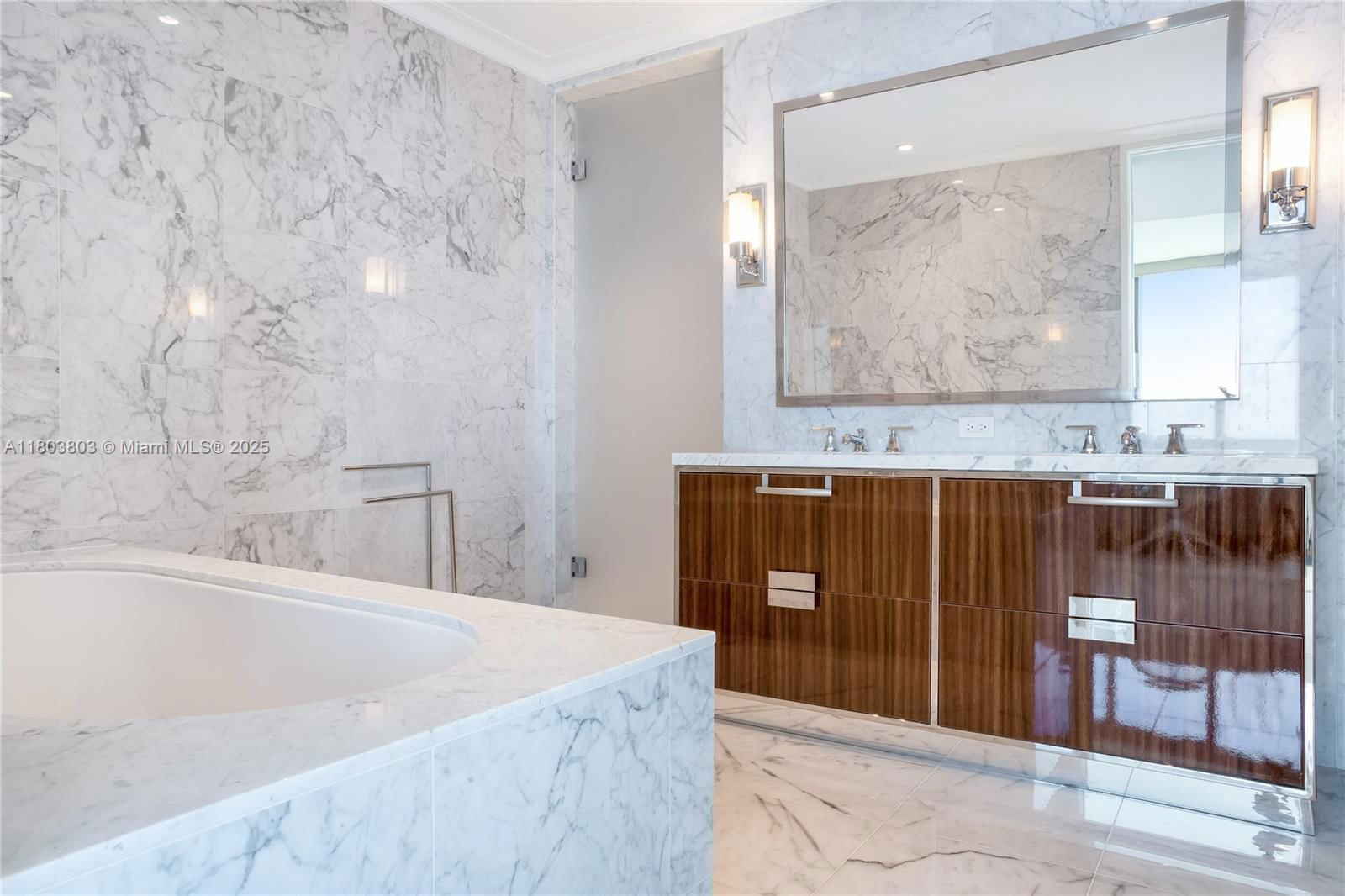 Real estate property located at 15701 Collins Ave #3201, Miami-dade, 15701 Collins Condo, Sunny Isles Beach, FL