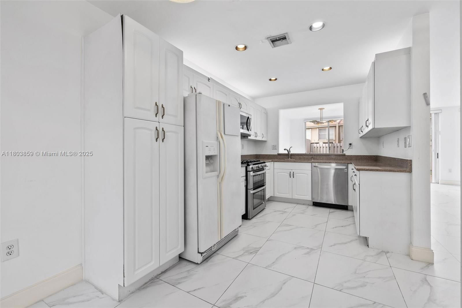 Real estate property located at 10226 52nd Ln, Miami-dade, Doral Greens, Doral, FL