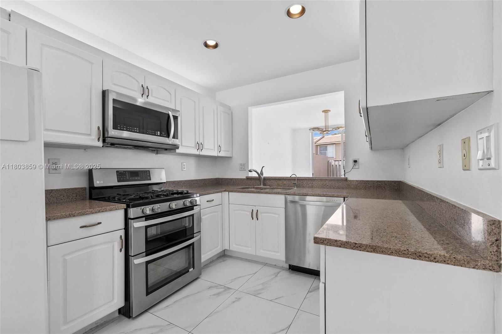 Real estate property located at 10226 52nd Ln, Miami-dade, Doral Greens, Doral, FL