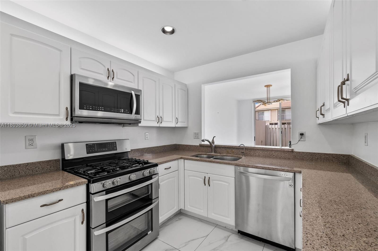 Real estate property located at 10226 52nd Ln, Miami-dade, Doral Greens, Doral, FL
