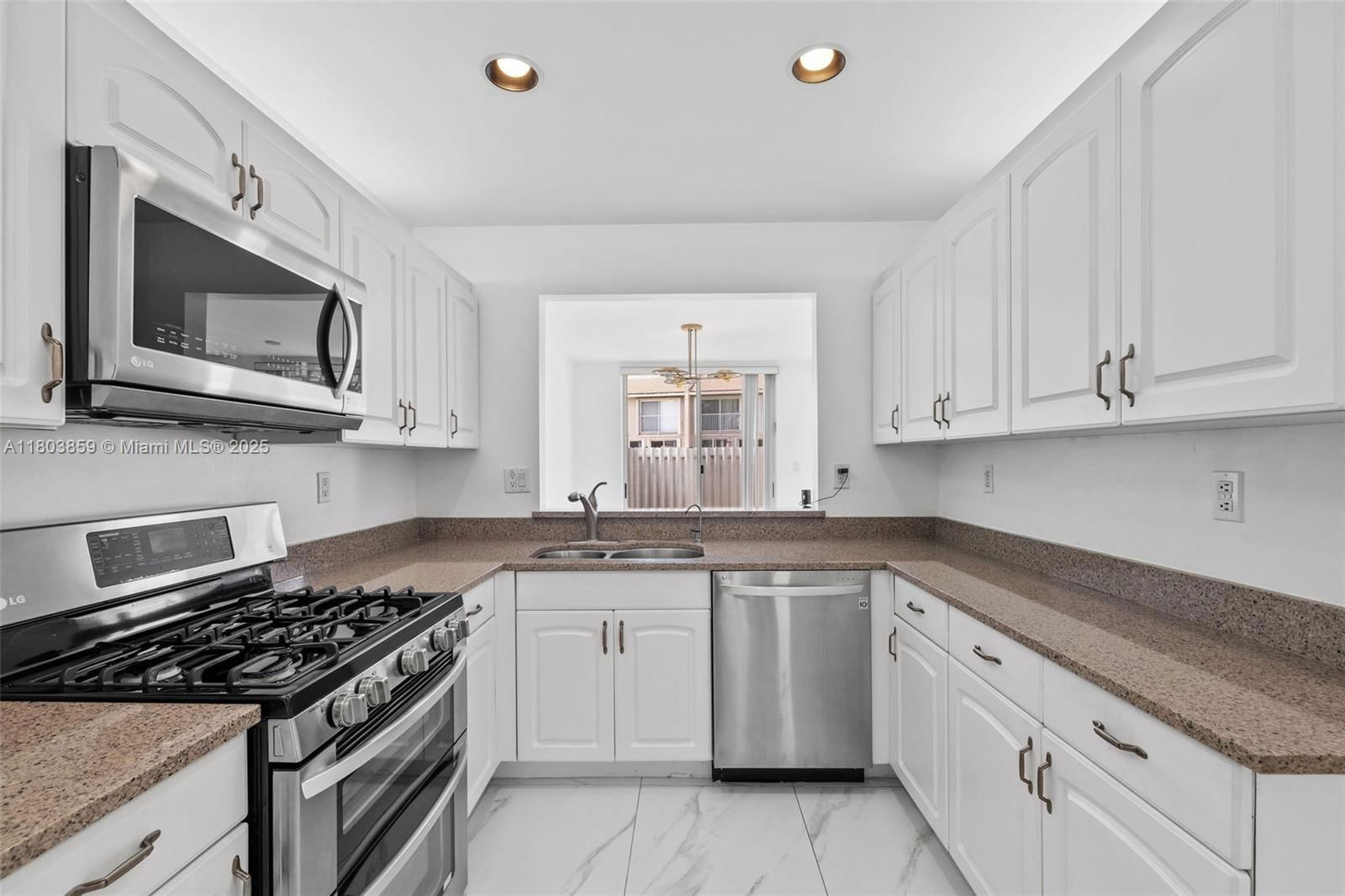 Real estate property located at 10226 52nd Ln, Miami-dade, Doral Greens, Doral, FL