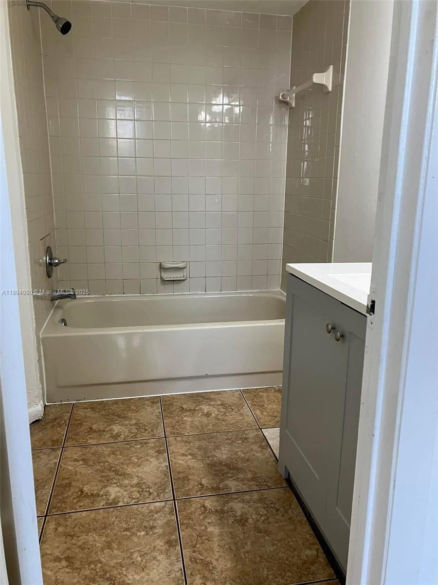 Real estate property located at 213 Lake Pointe Dr #112, Broward, Lake Pointe Condominium N, Oakland Park, FL