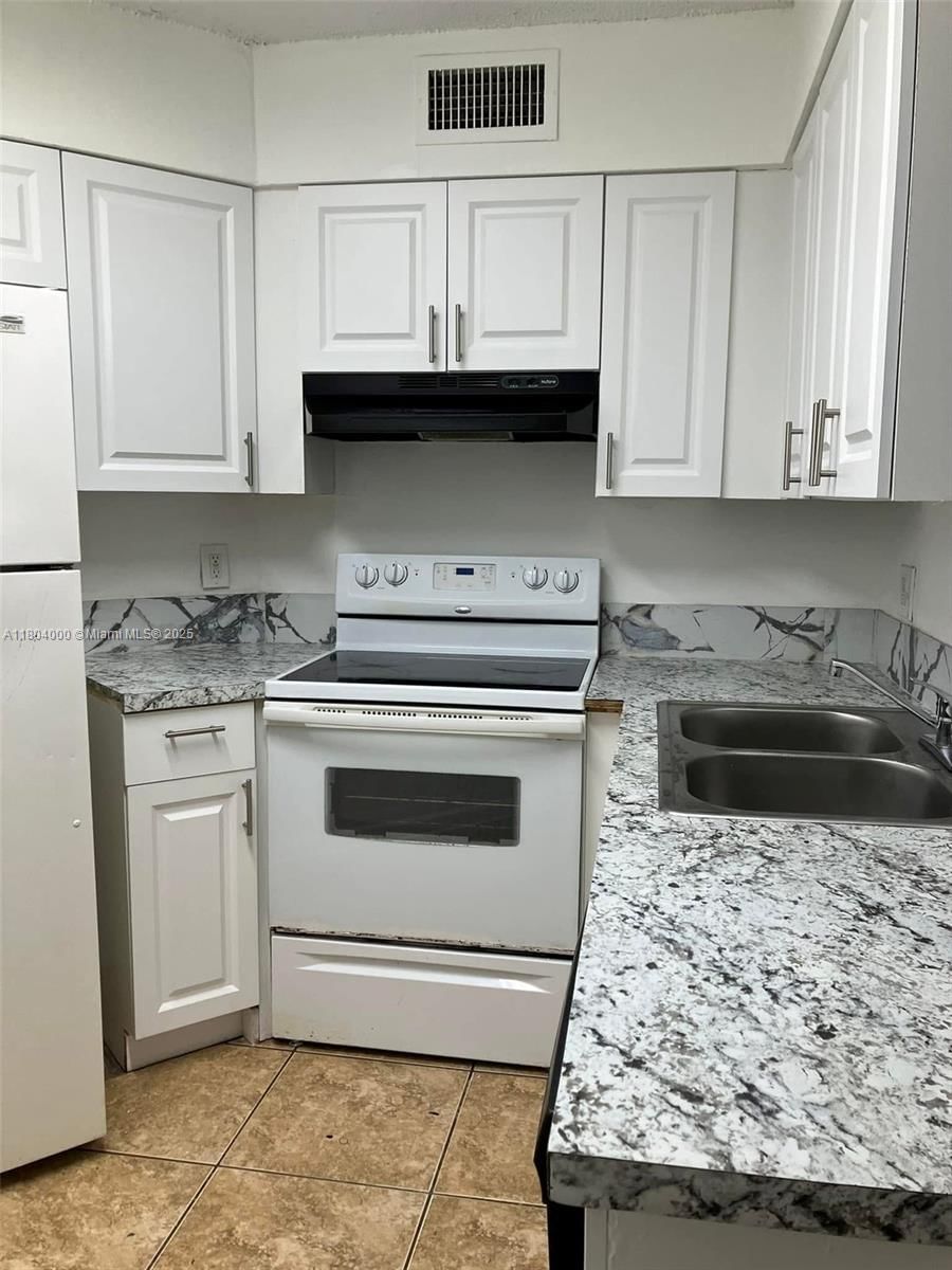 Real estate property located at 213 Lake Pointe Dr #112, Broward, Lake Pointe Condominium N, Oakland Park, FL