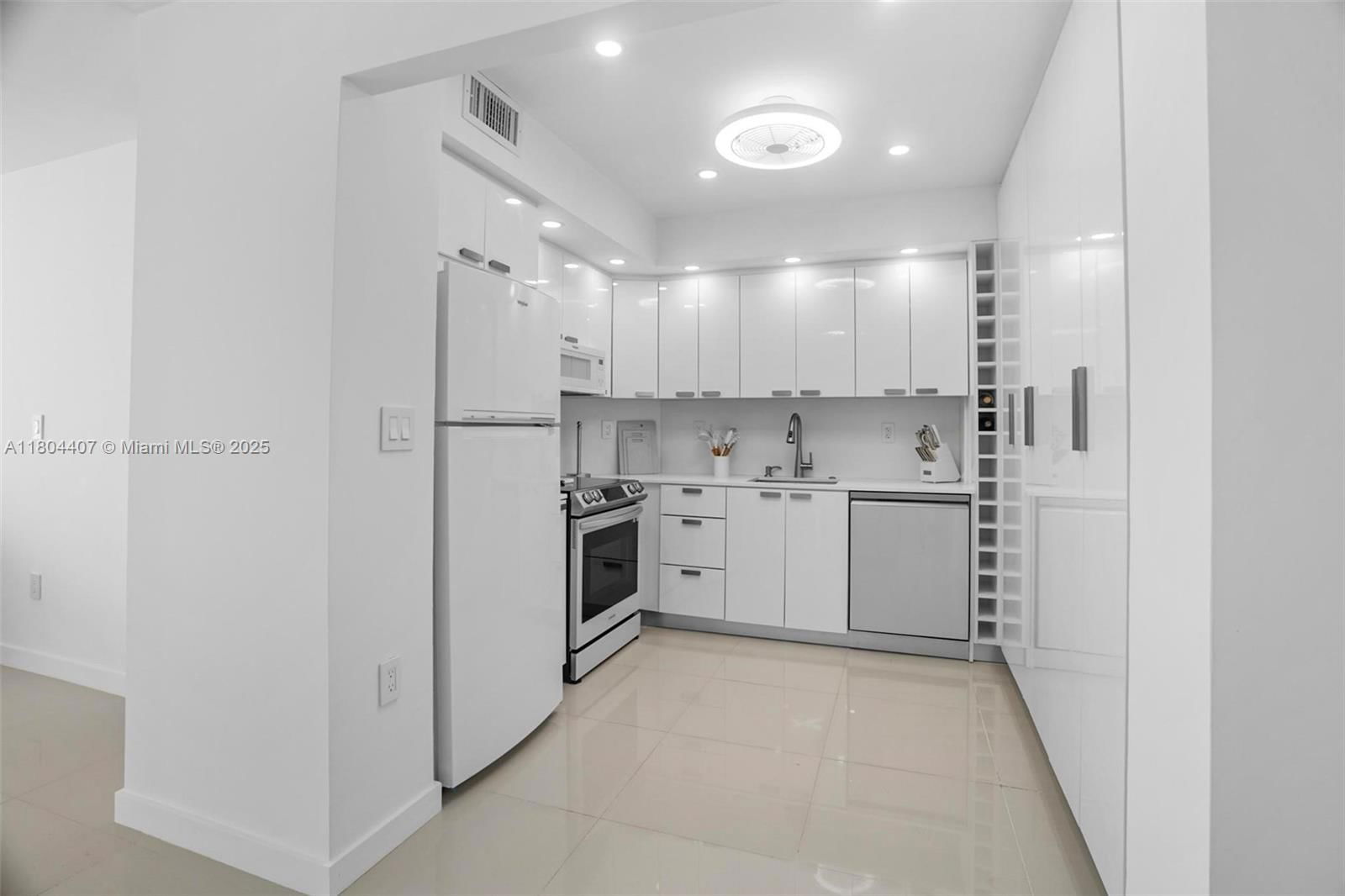 Real estate property located at 300 Bayview Dr #2108, Miami-dade, Arlen House Condo, Sunny Isles Beach, FL