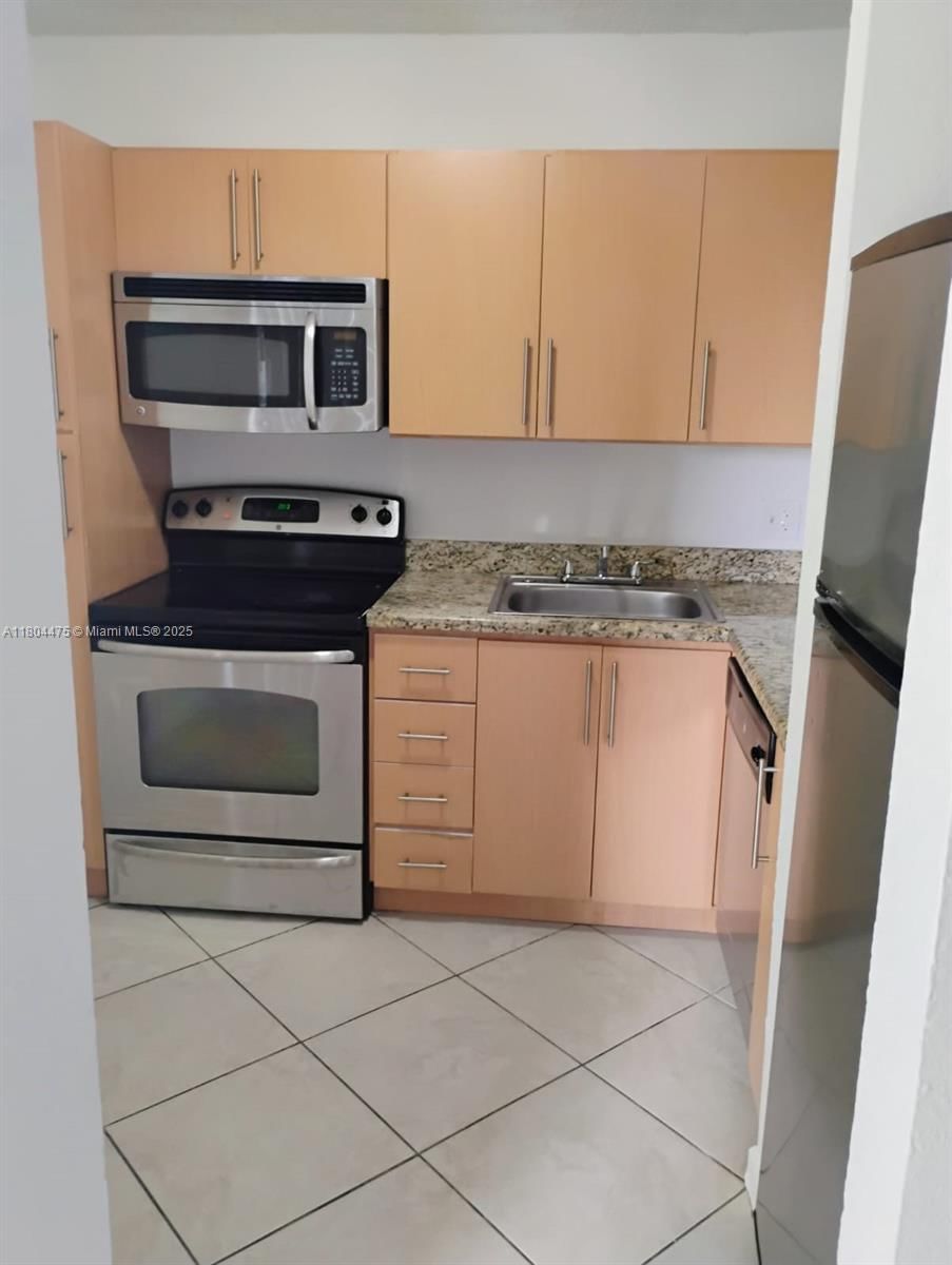 Real estate property located at 4011 University Dr #207, Broward, Sunrise On The Green Cond, Sunrise, FL