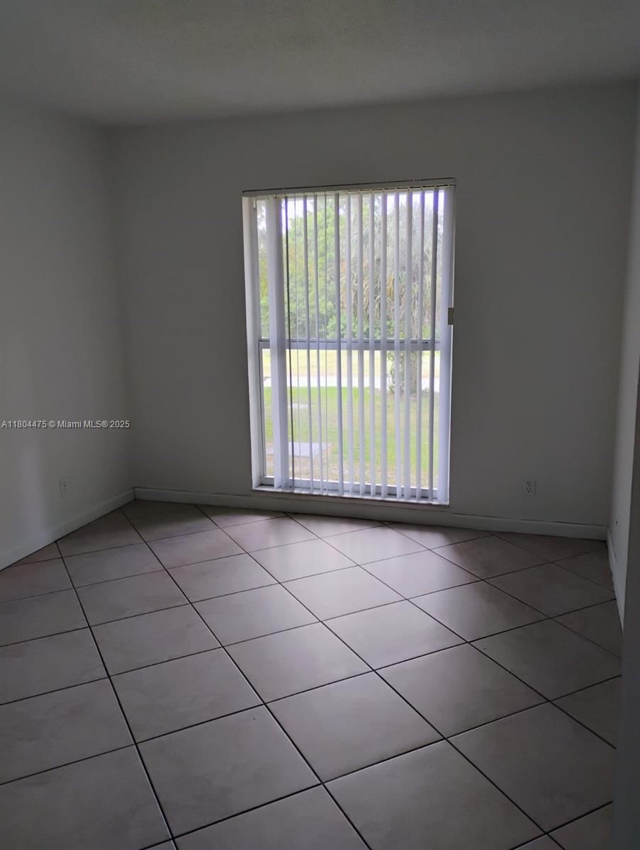 Real estate property located at 4011 University Dr #207, Broward, Sunrise On The Green Cond, Sunrise, FL