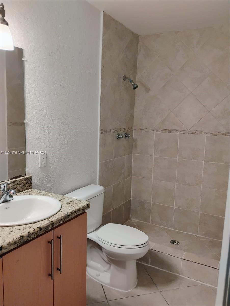 Real estate property located at 4011 University Dr #207, Broward, Sunrise On The Green Cond, Sunrise, FL