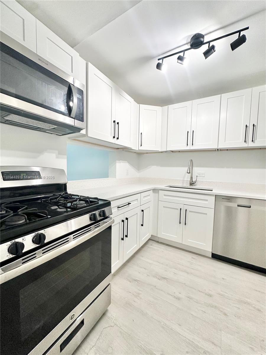 Real estate property located at 6890 Kendall Dr B204, Miami-dade, Dadeland Grove Condo, Pinecrest, FL